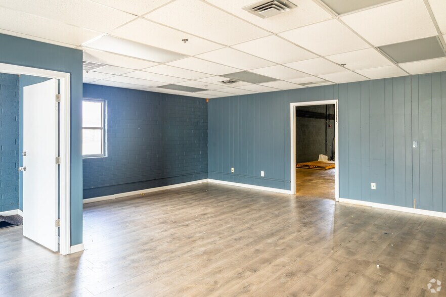 More Photos Of 1415 S Elm St, High Point Warehouse For Sale