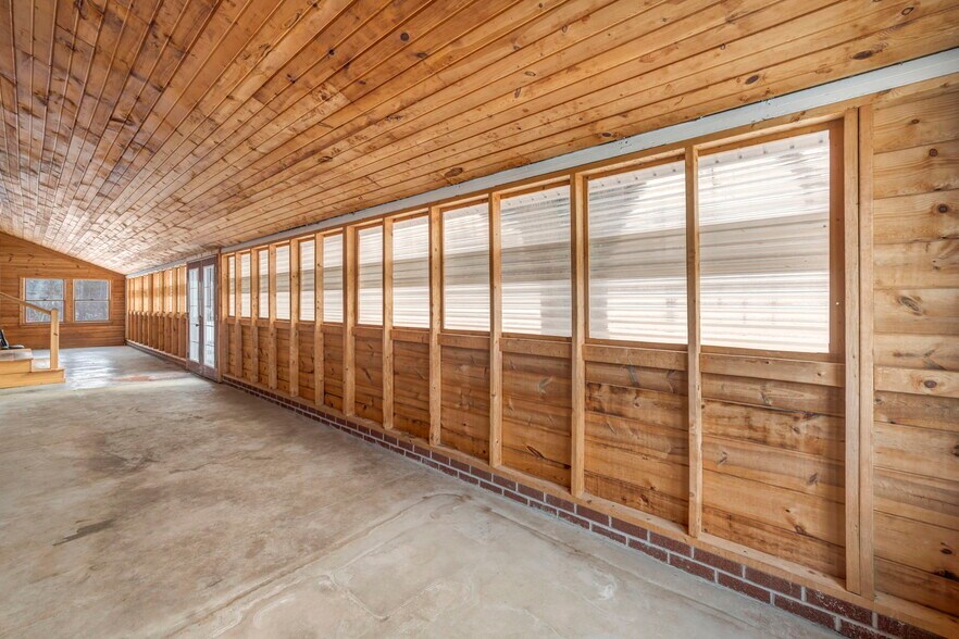 More Photos Of 4085 Herner County Line Rd, Southington Showroom For Sale