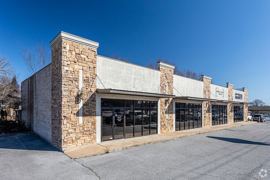 More Photos Of 3403 SE J St, Bentonville Storefront For Sale