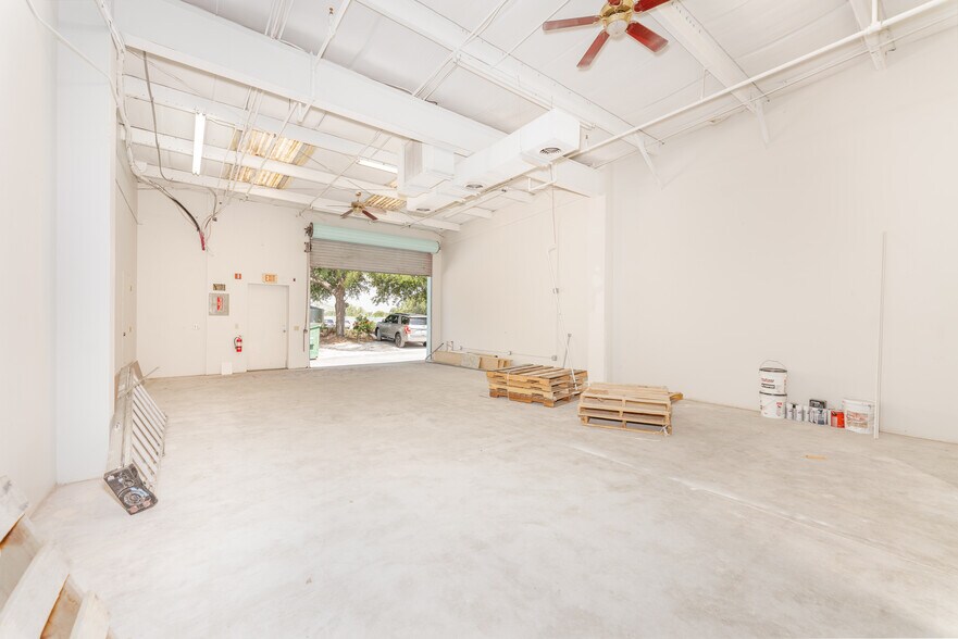 More Photos Of 999 Cattlemen Rd, Sarasota Freestanding For Lease