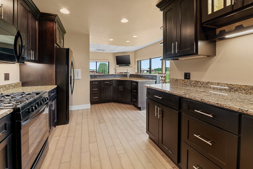 More Photos Of 560 Rolling Meadows, Fond Du Lac Light Distribution For Sale