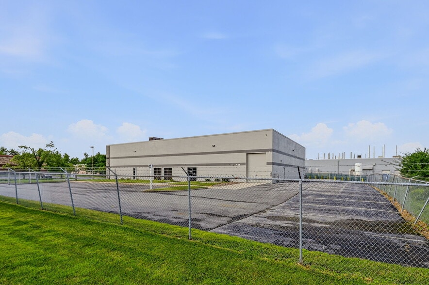 More Photos Of 53 Mccullough Dr, New Castle Warehouse For Lease