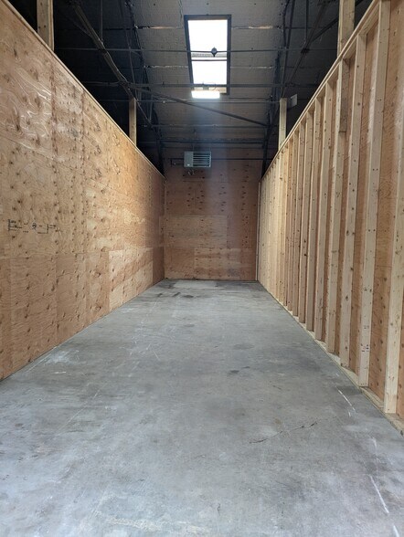 More Photos Of 6 Railroad Yard Rd, Deerfield Light Distribution For Lease
