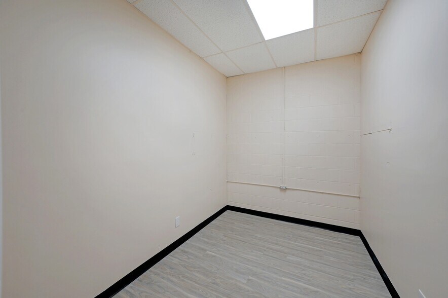 More Photos Of 5715 Kenwick St, San Antonio Warehouse For Lease