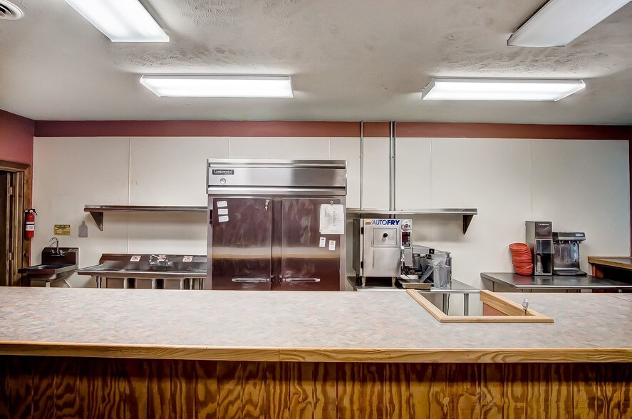 More Photos Of 20660 W Bowling Green Road, Weston Auto Repair For Lease