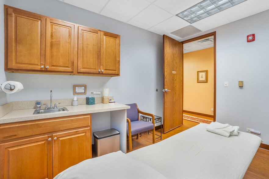 More Photos Of 1 TransAm Plaza Dr, Oakbrook Terrace Office For Sale