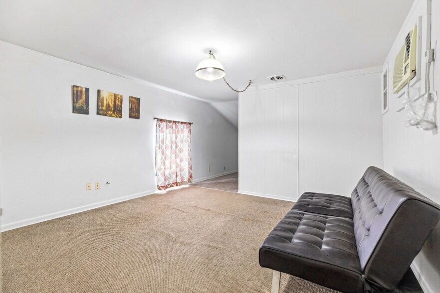 More Photos Of 805 N Magnolia Ave, Luling Flex For Sale