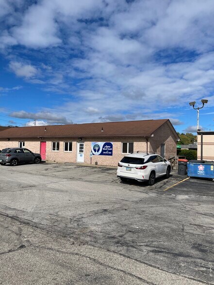 More Photos Of 2440 Southeast Blvd, Salem Freestanding For Lease