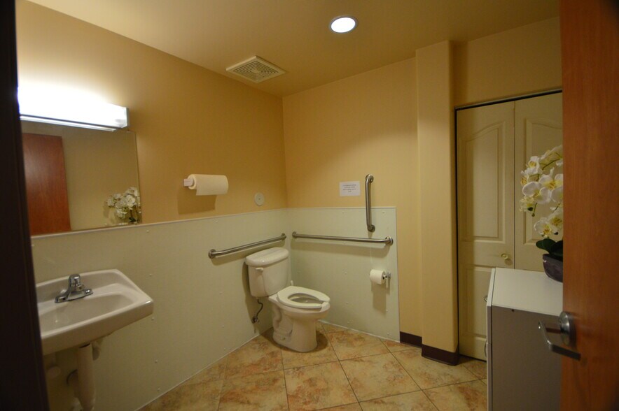 More Photos Of 2222 W Parkside Ln, Phoenix Research And Development For Sale