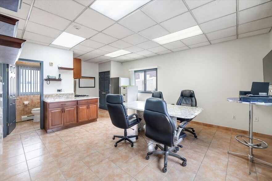 More Photos Of 456 Walker St, Fairview Flex For Lease