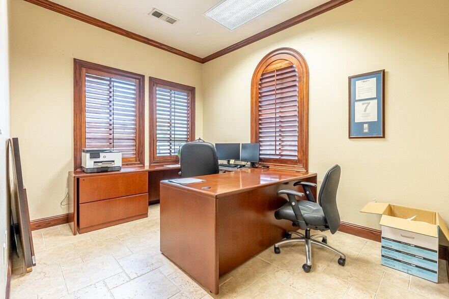 More Photos Of 6620 Bryant Irvin Rd, Fort Worth Medical For Lease
