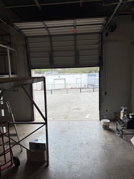 More Photos Of 11911-11913 Warfield St, San Antonio Warehouse For Sale