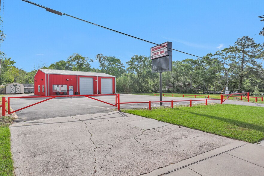 More Photos Of 1308 N Frazier St, Conroe Service For Sale