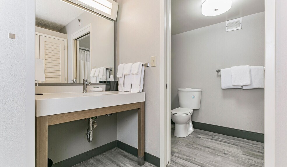 More Photos Of 1917 Coliseum Dr, Hampton Hotel For Sale