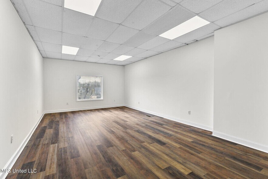 More Photos Of 148 Weisenberger Rd, Madison Flex For Lease