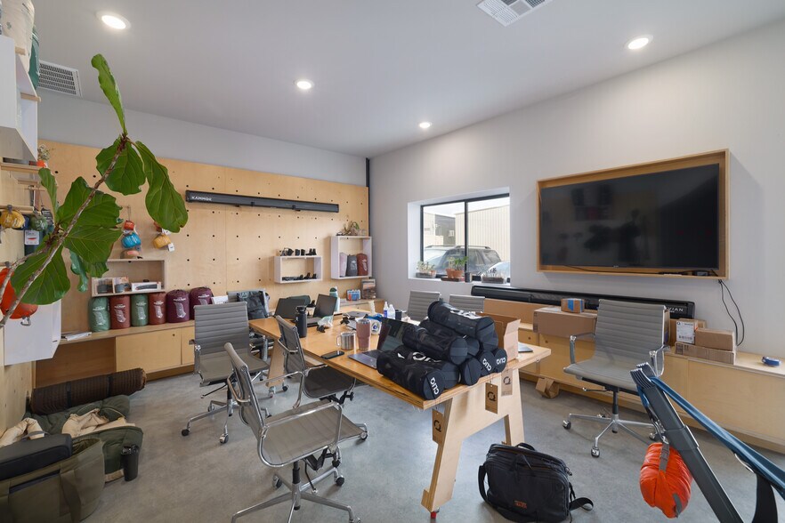 More Photos Of 15210 Fitzhugh Rd, Austin Warehouse For Sale