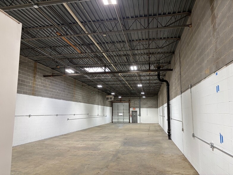 Primary Photo Of 1421-1431 Armour Blvd, Mundelein Warehouse For Lease