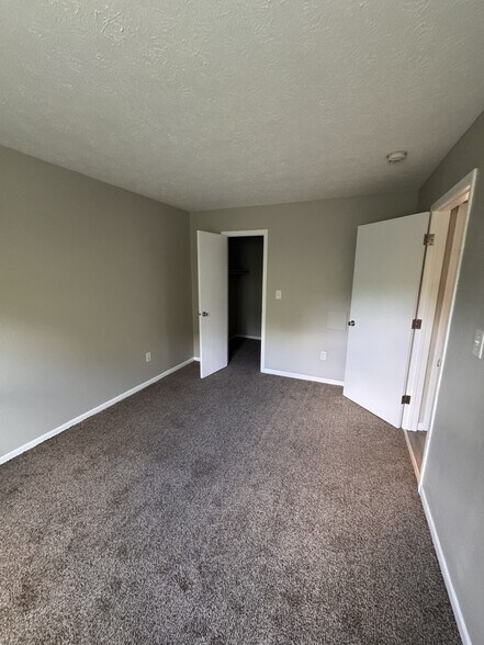 More Photos Of 1100 W Mill St, Summitville Apartments For Sale