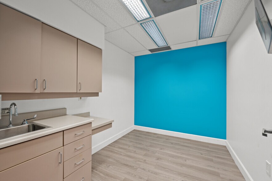 More Photos Of 44215 15th St W, Lancaster Medical For Sale