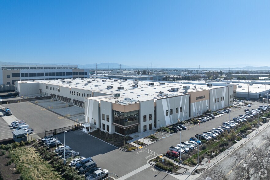 More Photos Of 25500 Clawiter Rd, Hayward Warehouse For Lease