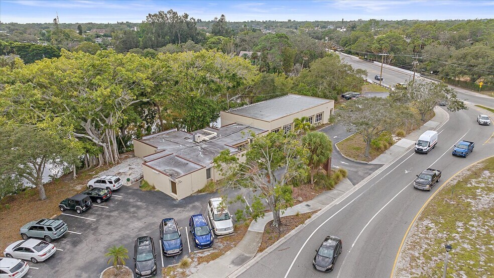More Photos Of 3205 Southgate Cir, Sarasota Office For Sale