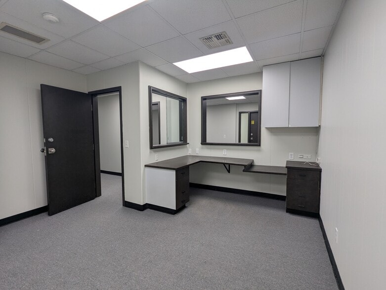 More Photos Of 1323 S 27th St, Nederland Medical For Sale