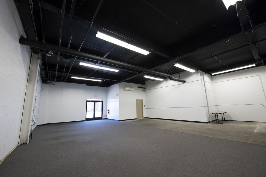 More Photos Of 122 Mill Rd, Oaks Warehouse For Lease