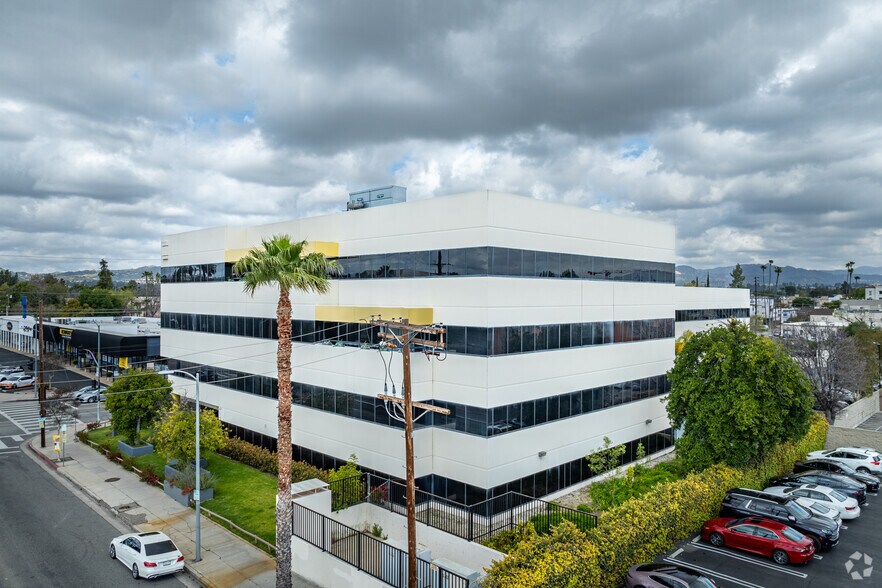 More Photos Of 6800 Owensmouth Ave, Woodland Hills Office For Lease