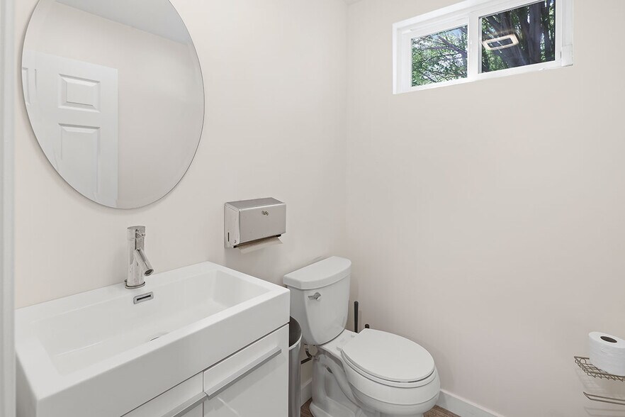 More Photos Of 23271 Ventura Blvd, Woodland Hills Office For Sale