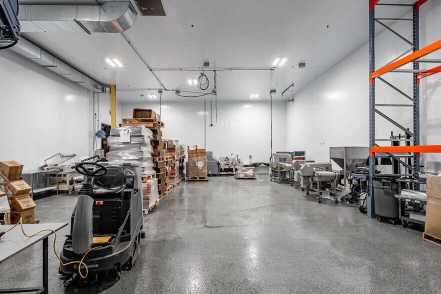 More Photos Of 1755 Rue Berlier, Laval Warehouse For Sale
