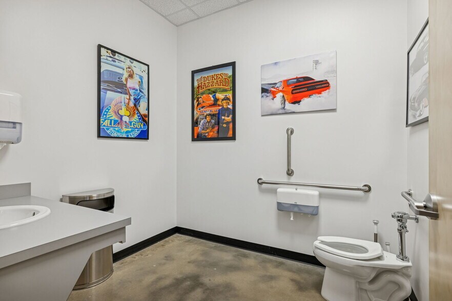 More Photos Of 702 Woodland St, Columbia Showroom For Sale