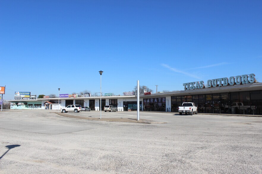 More Photos Of 7201 Camp Bowie Blvd, Fort Worth Freestanding For Lease