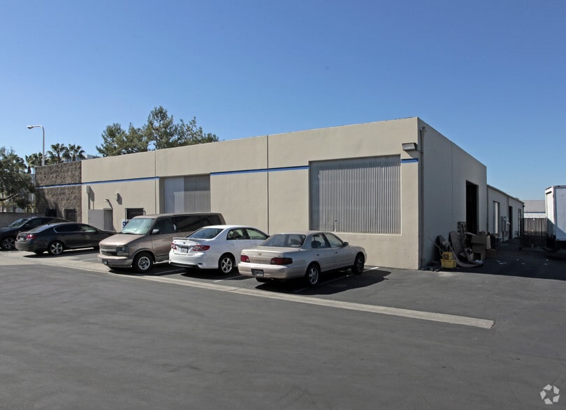 More Photos Of 421-433 E Columbine Ave, Santa Ana Warehouse For Lease