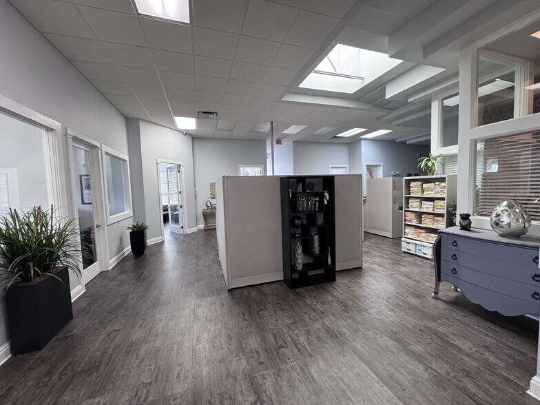 More Photos Of 2030 Bee Ridge Rd, Sarasota Office Residential For Sale