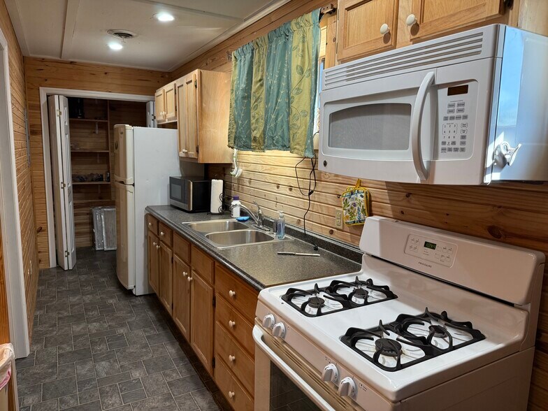 More Photos Of 25 Burley Dr, Hartsville Warehouse For Lease