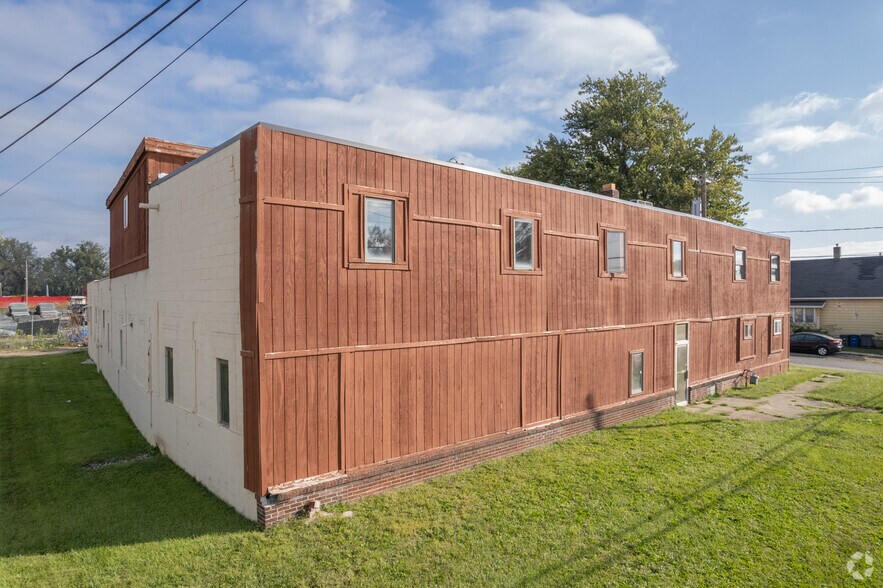 More Photos Of 38 W Sylvania Ave, Toledo Warehouse For Lease