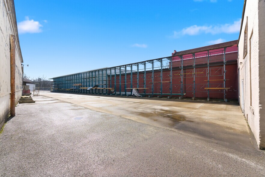 More Photos Of 715 W Pike St, Clarksburg Mixed Retail For Lease