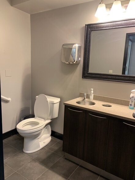More Photos Of 519 N Cass Ave, Westmont Medical For Lease