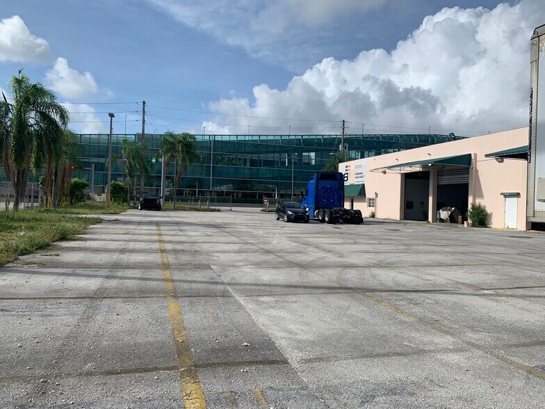 More Photos Of 3910-3915 NW 25th St, Miami Warehouse For Lease