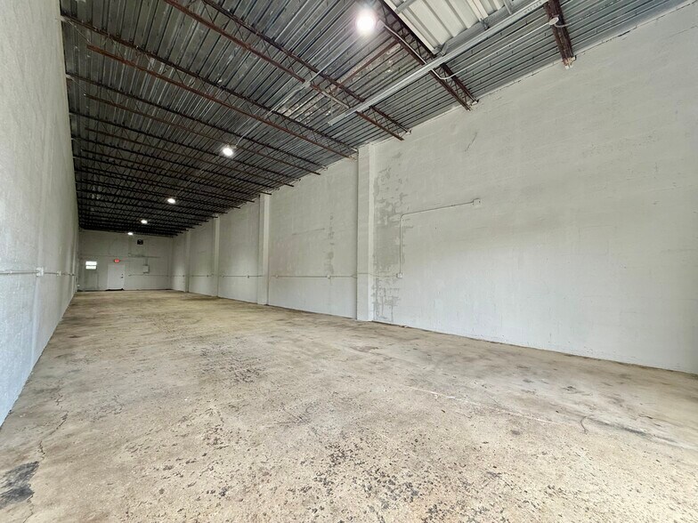 More Photos Of 820-826 NW 10th Ter, Fort Lauderdale Service For Lease