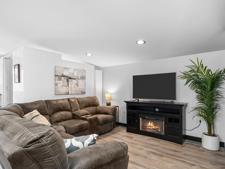 More Photos Of 1323 Cass St, Traverse City Flex For Sale