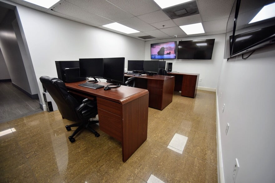 More Photos Of 14000-14046 NW 82nd Ave, Miami Lakes Light Distribution For Lease