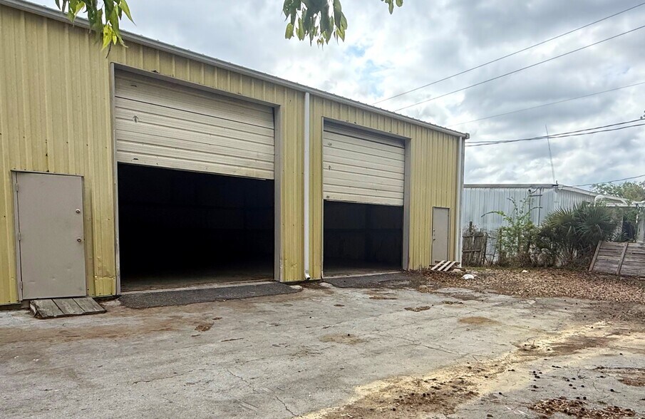 More Photos Of 2948 NE 21st Way, Gainesville Service For Lease