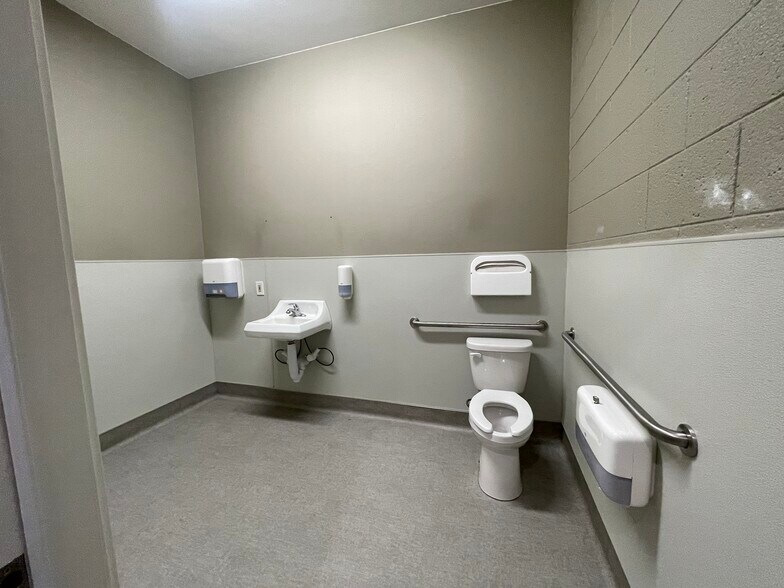 More Photos Of 2139 North St, Anderson Storefront Retail Office For Lease