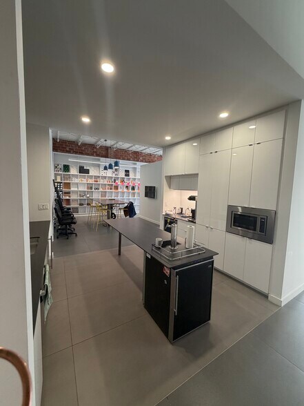 More Photos Of 2323-2325 Fannin St, Houston Freestanding For Lease