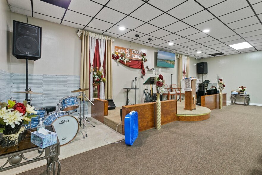 More Photos Of 6701 Beach Blvd, Jacksonville Freestanding For Lease