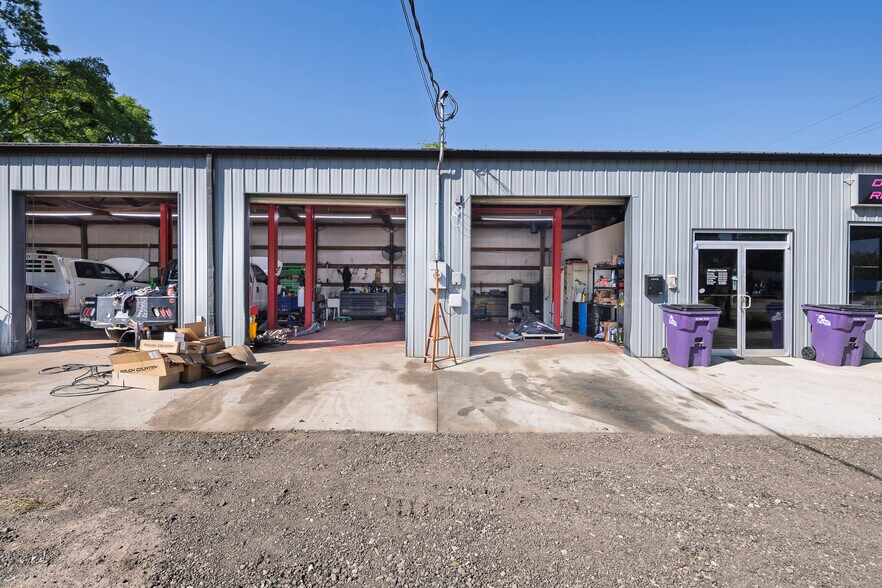 More Photos Of 508 Travis Ave, Saluda Auto Repair For Sale