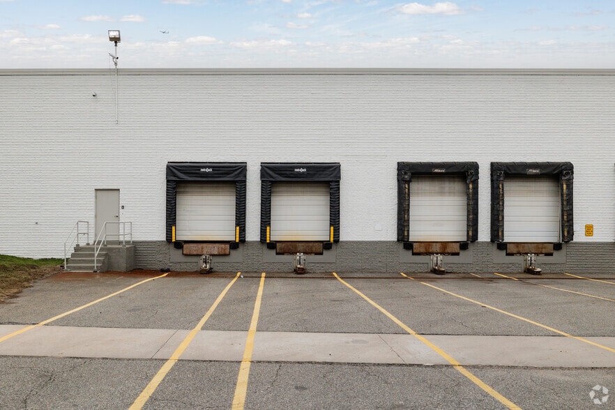 More Photos Of 525 Dell Rd, Carlstadt Unknown For Lease