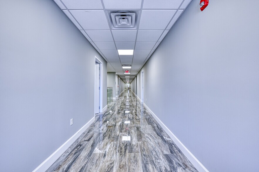 More Photos Of 8282 Western Way Cir, Jacksonville Warehouse For Lease