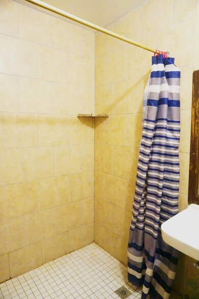 More Photos Of 2121 Kirk St, Houston Hotel For Sale